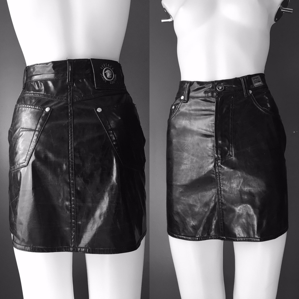 ❌SOLD❌ 🇮🇹 VTG Versace ‘Leatherette’ Skirt - Picture 2 of 8